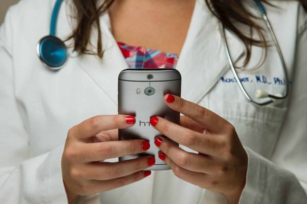Quel est le rôle des smartphones dans la télémédecine ?